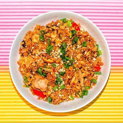 Жареный рис с курицей хойсин в Лапшичка по цене 630 ₽