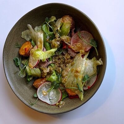 Салат с ростбифом и соусом релишв CASPARY BRAU по цене 620 ₽