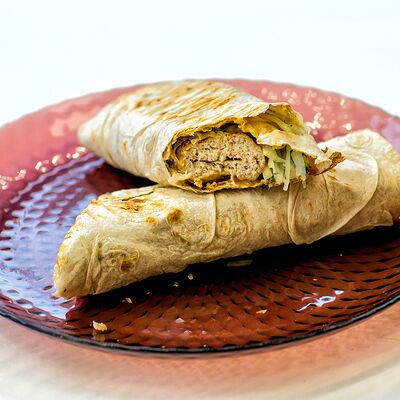 Люля-кебаб на углях из курицы в лаваше в Mr шашлык по цене 280 ₽