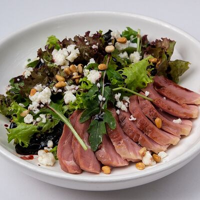Салат с утиной грудкой, вяленой свеклой и козьим сыром в Сойка Grand по цене 790 ₽