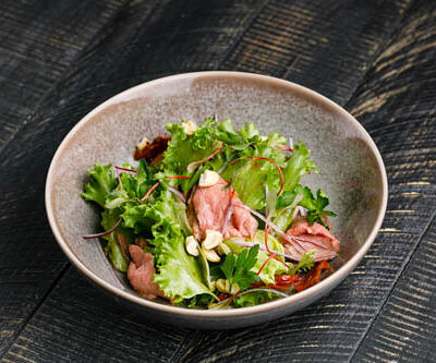 Салат с ростбифом Яндекс в Снегири на Лагерном по цене 900 ₽