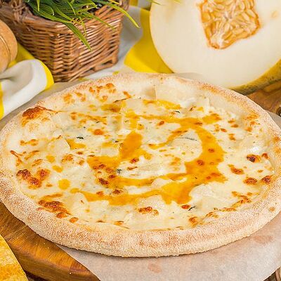 Пицца с дыней и дорблю в Луиджи & Тосё по цене 459