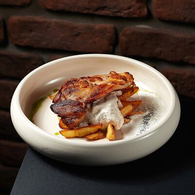 Куриное бедро с картофельными дольками и грибным соусом в Encore Ervier по цене 840 ₽