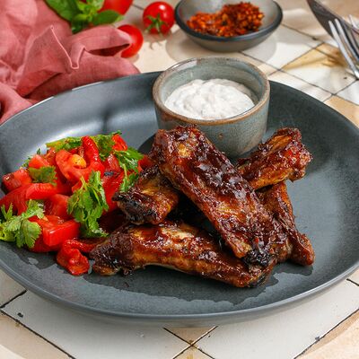 Свиные ребра барбекю с печеным перцем, томатами и зеленью в ЛарисуВаннуХочу по цене 830