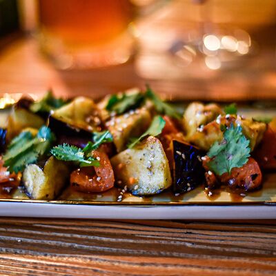 Салат с хрустящим баклажаном, сыром креметте и подмаринованными розовыми томатами в Йохан-Пивохан по цене 710 ₽