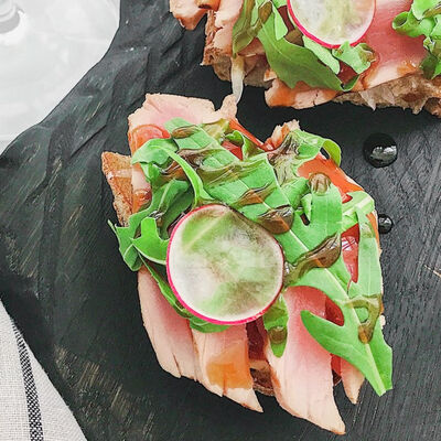 Брускетта с тунцом, рукколой и айоли в Черетто море по цене 690 ₽