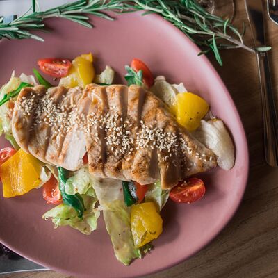 Теплый салат с куриной грудкой и маринованным перцем в Арома по цене 710 ₽