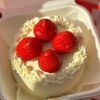 Бенто-торт со свежей клубникойв Caramel magic моти и бенто по цене 2590