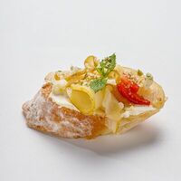Тапас с карамелизированной грушей и голубым сыром в Коза Тапас