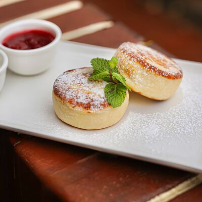 Сырники из фермерского творога в Chalet River Club по цене 530 ₽