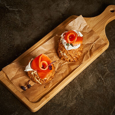 Гужеры с лососем и сливочным кремом в Корчма по цене 610 ₽