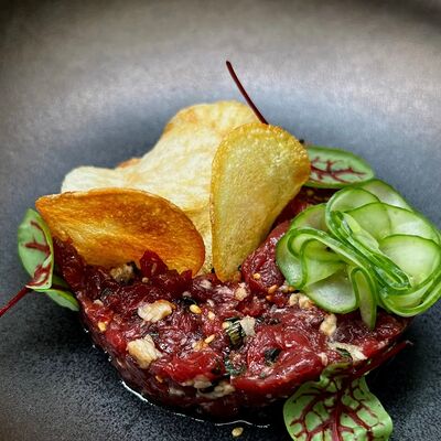Тартар из телятины с угрем, жженым луком и трюфельным маслом в W - cocktails & food по цене 980 ₽