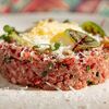 Тартар из говядины с трюфельным маслом, маринованным луком и муссом из пармезана в Кочевники по цене 950