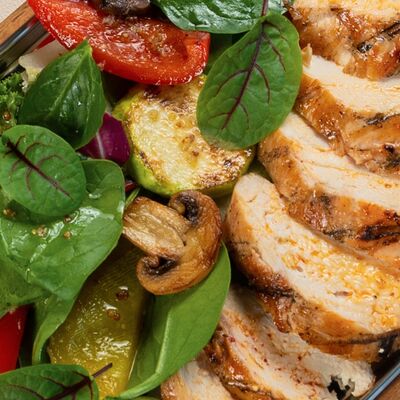 Куриная грудка на мангале с овощами грильв Хорошая компания по цене 639 ₽