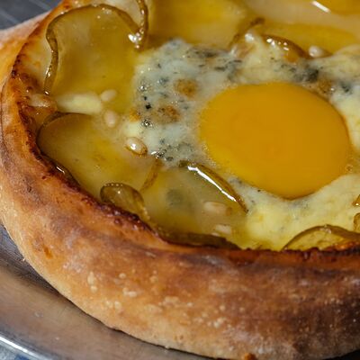 Хачапури с грушей и горгонзолой в Нико по цене 790 ₽