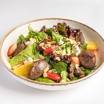 Салат с печенью индейки, клубникой и сыром горгонзола в Kitchen по цене 520