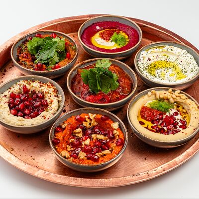 Ассорти из 7 мезе в Maroon по цене 2590 ₽