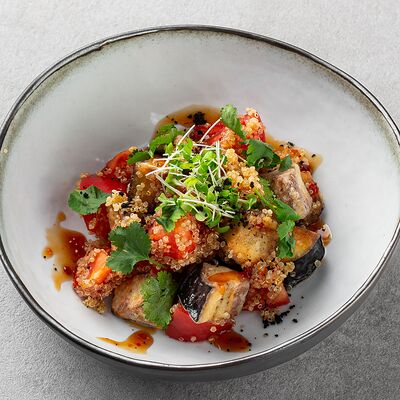 Салат с пикантными баклажанами, киноа и розовыми томатами в Si M patio по цене 570 ₽