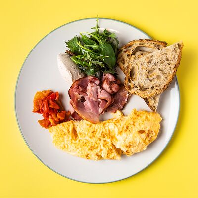 Скрембл с беконом, печеным перцем и сливочной топенадой в Лу по цене 890 ₽