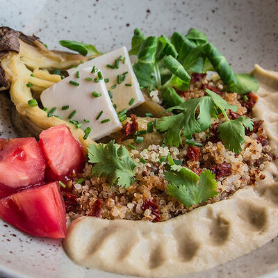 Запеченный баклажан с сыром Фета и киноа в Goodman по цене 590