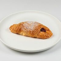 Круассан с вишневым джемом в Французская пекарня & French Bakery