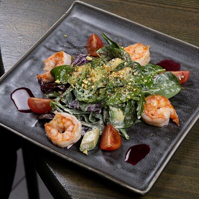Салат с тигровыми креветками и авокадо в Лаунж бар 6/20 по цене 845 ₽