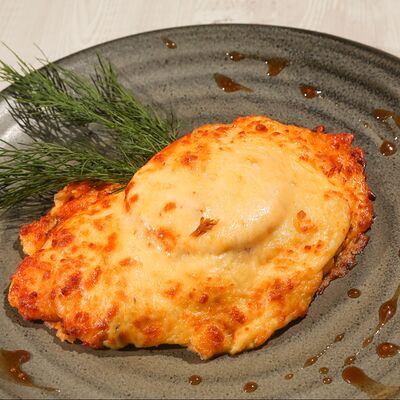 Отбивная куриная грудка под грибной шапочкой жюльен в Троя по цене 760 ₽