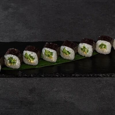 Маки с огурцом в INШИ СУШИ по цене 250 ₽