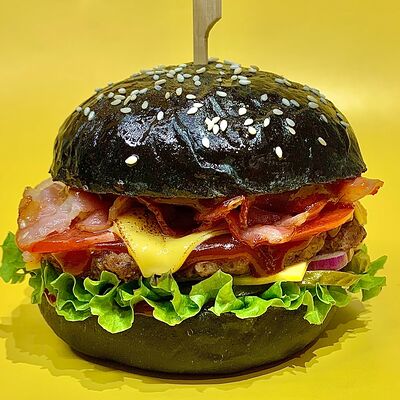 Чёрный бургер в Meow cafe по цене 560 ₽