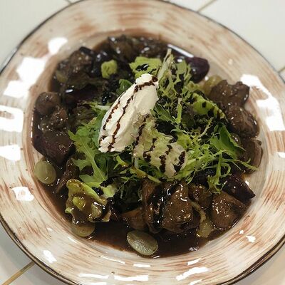 Салат со свеклой, куриной печенью и козьим сыром в Jesstaurant по цене 700 ₽