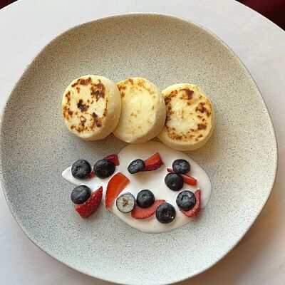 Сырники из рикотты со свежими ягодами в Блеск по цене 290