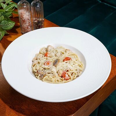 Спагетти с грибами и курицей в Sreda по цене 700 ₽