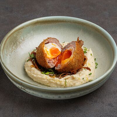 Яйцо по-шотландски с пюре из сельдерея в МОСТ бистро по цене 790 ₽