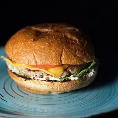 Бургер с курицей и картофелем фри в Бобер Выдыхай по цене 790 ₽