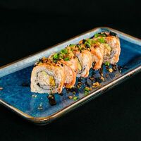 Ролл с опалённым лососем и крабовым миксом в Sushi Sticks