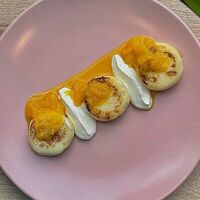 Нежные сырники с апельсиновым конфитюром и сметаной в Парфе