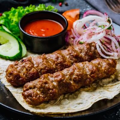 Люля-кебаб из говядины в Горячий хлеб по цене 465 ₽