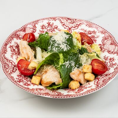 Цезарь с курицейв Date по цене 800 ₽