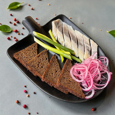 Селедка с луком и бородинским хлебом в В Питере пить по цене 505 ₽