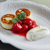 Сырники с клубничным конфитюром и сметаной в Grace Bistro по цене 700