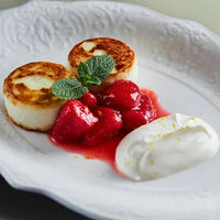 Сырники с клубничным конфитюром и сметаной в Grace Bistro