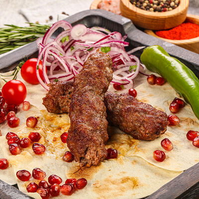 Люля-кебаб из баранины (подается с маринованным луком) в ШАМПУР и его команда по цене 316 ₽