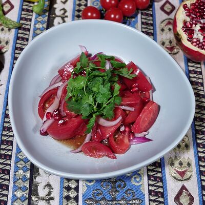 Салат из розовых помидоров с красным луком в Ресторан Барашек по цене 800 ₽