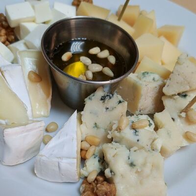 Ассорти сыров в Оазис кафе по цене 950 ₽