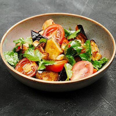 Салат с баклажанами и томатами в Гранат по цене 450