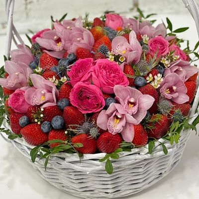 Корзина с клубникой и цветами в Buketonline - Съедобные букеты и клубника в шоколаде по цене 10990 ₽