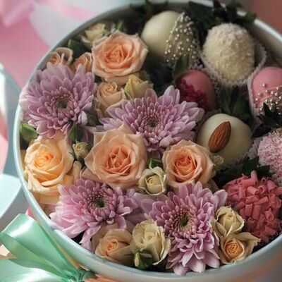 Цветочная композиция с клубникой в шоколаде №2 в Lovely Berry по цене 4490 ₽