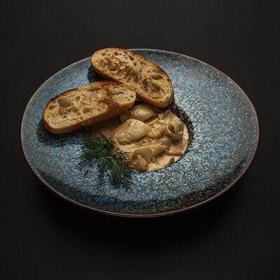 Кальмары в сливочном соусе в Шашлычный дворик по цене 640 ₽