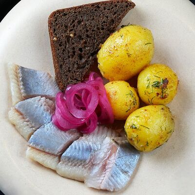 Сельдь с молодым картофелем и маринованным луком в Черная река по цене 550 ₽