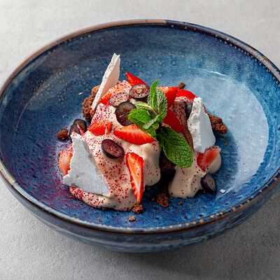 Сметанник с ягодами в Si M patio по цене 620 ₽